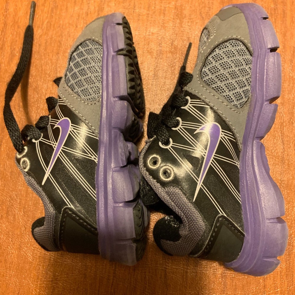 Boys Nike Glide 2 shoes size 6